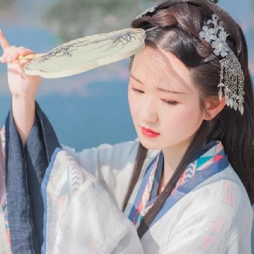 持扇掩面女生頭像:唯美古風真人頭像