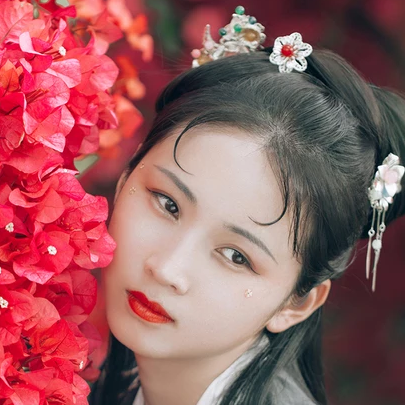 嬌艷紅花女生頭像，唯美古風(fēng)真人頭像