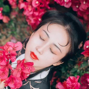 嬌艷紅花女生頭像，唯美古風(fēng)真人頭像