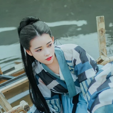 佳人在水持傘女生頭像，唯美古風真人頭像