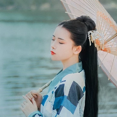 佳人在水持傘女生頭像，唯美古風真人頭像