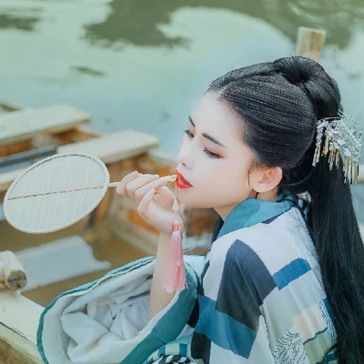 佳人在水持傘女生頭像，唯美古風真人頭像