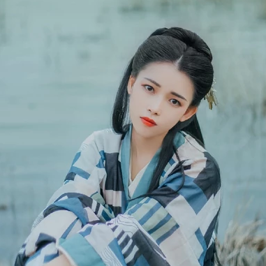 佳人在水持傘女生頭像，唯美古風真人頭像