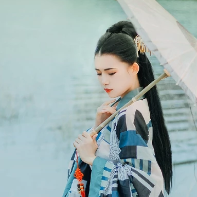 佳人在水持傘女生頭像，唯美古風真人頭像