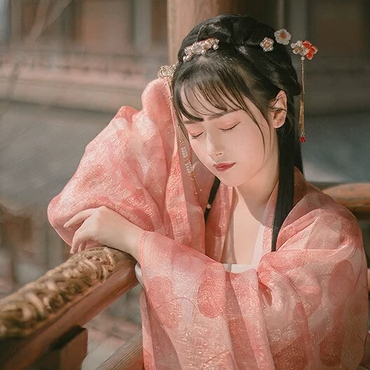 文藝粉紗裙帶傘女生頭像，唯美古風(fēng)真人頭像