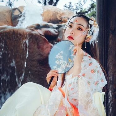 夢(mèng)如煙持團(tuán)扇女生頭像，唯美古風(fēng)真人頭像