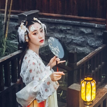 夢(mèng)如煙持團(tuán)扇女生頭像，唯美古風(fēng)真人頭像