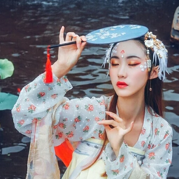夢(mèng)如煙持團(tuán)扇女生頭像，唯美古風(fēng)真人頭像