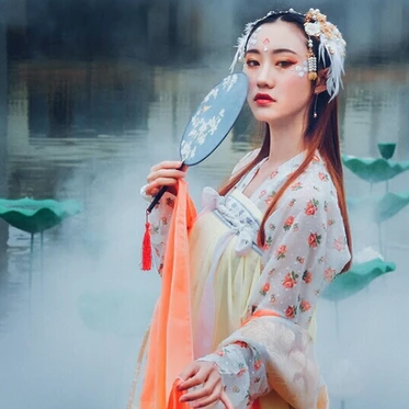 夢(mèng)如煙持團(tuán)扇女生頭像，唯美古風(fēng)真人頭像