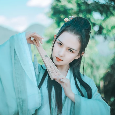 清風(fēng)徐來帶斗笠折扇女生頭像，唯美古風(fēng)頭像