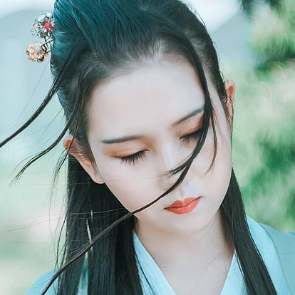 清風(fēng)徐來帶斗笠折扇女生頭像，唯美古風(fēng)頭像