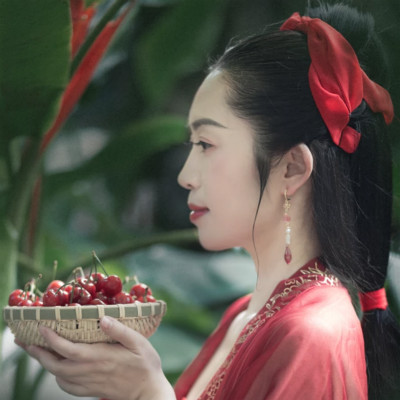 櫻桃紅衣古風頭像，嬌艷美人!