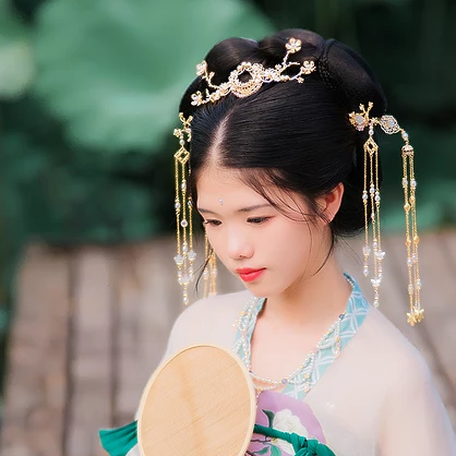 荷香滿溢女生頭像，持扇古風(fēng)頭像