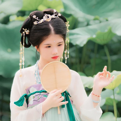 荷香滿溢女生頭像，持扇古風(fēng)頭像