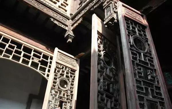 品味木雕藝術(shù)：感受中式老房的匠心之美！