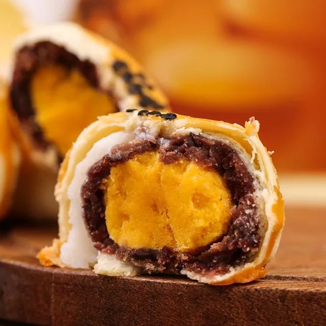 特色美食海鴨蛋黃酥：讓人上癮的蛋黃酥！