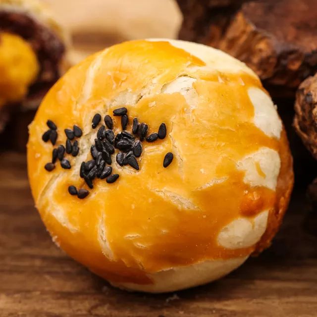 特色美食海鴨蛋黃酥：讓人上癮的蛋黃酥！