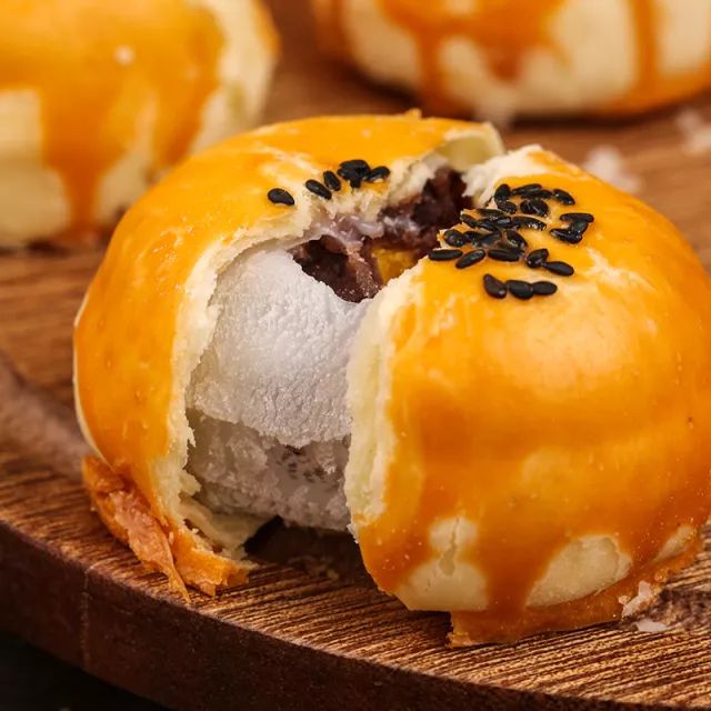 特色美食海鴨蛋黃酥：讓人上癮的蛋黃酥！