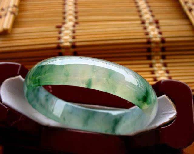 冰種飄花翡翠知識(shí)，教你如何選擇好的翡翠