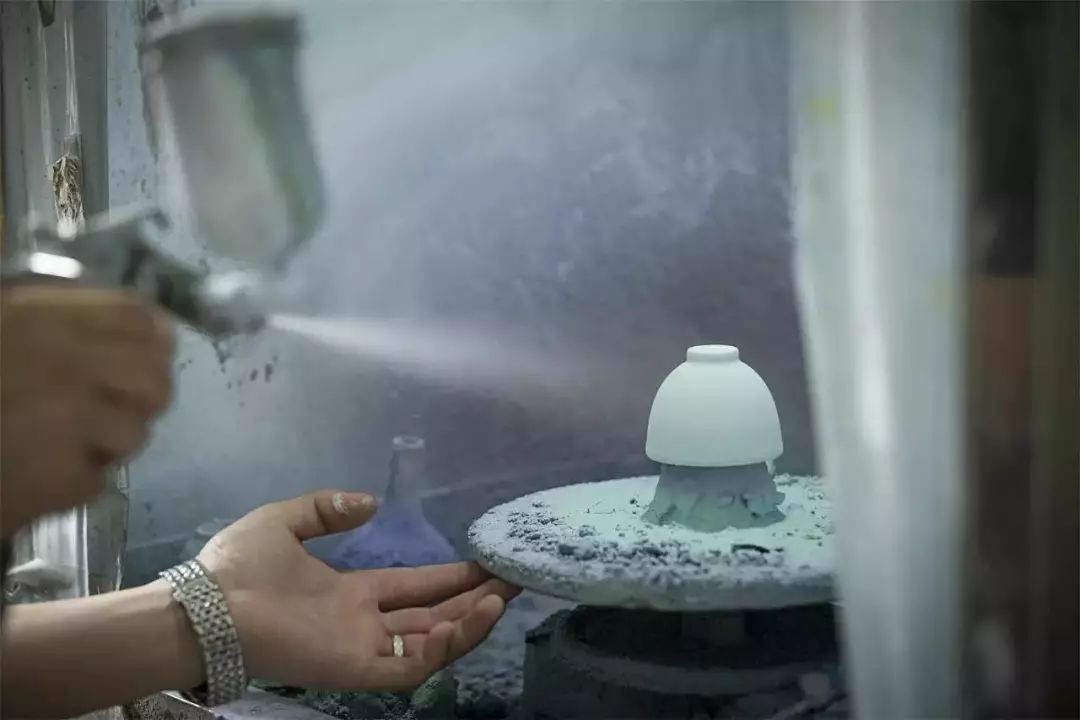 粉彩扒花工藝：細膩絕妙的陶瓷工藝！