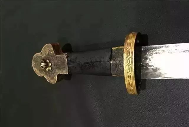 老牧民手中的藏刀，古代兵器太美!