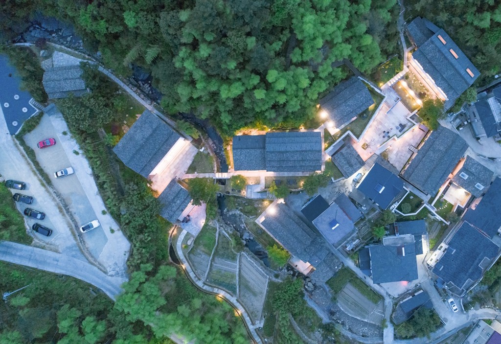 安吉·仁里息心廬，擁泉而居枕山而眠!