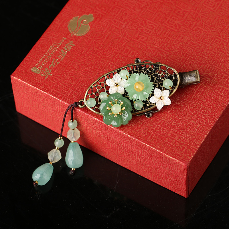 一款淡綠系的古銅發(fā)夾，優(yōu)雅別致古風(fēng)頭飾