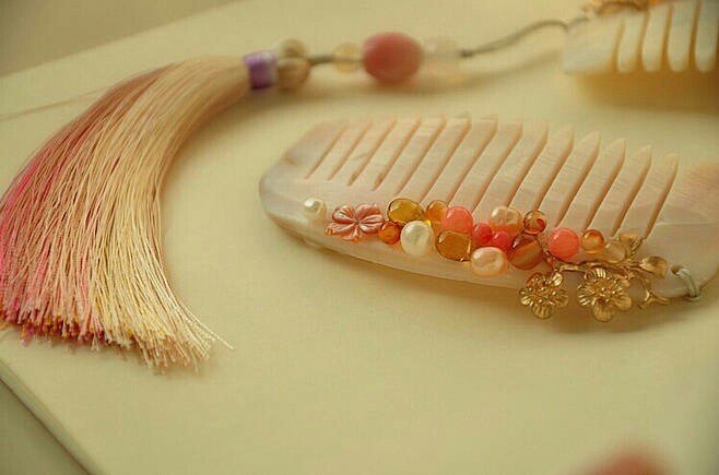 一組古風(fēng)梳子飾品，品味古典韻味之美