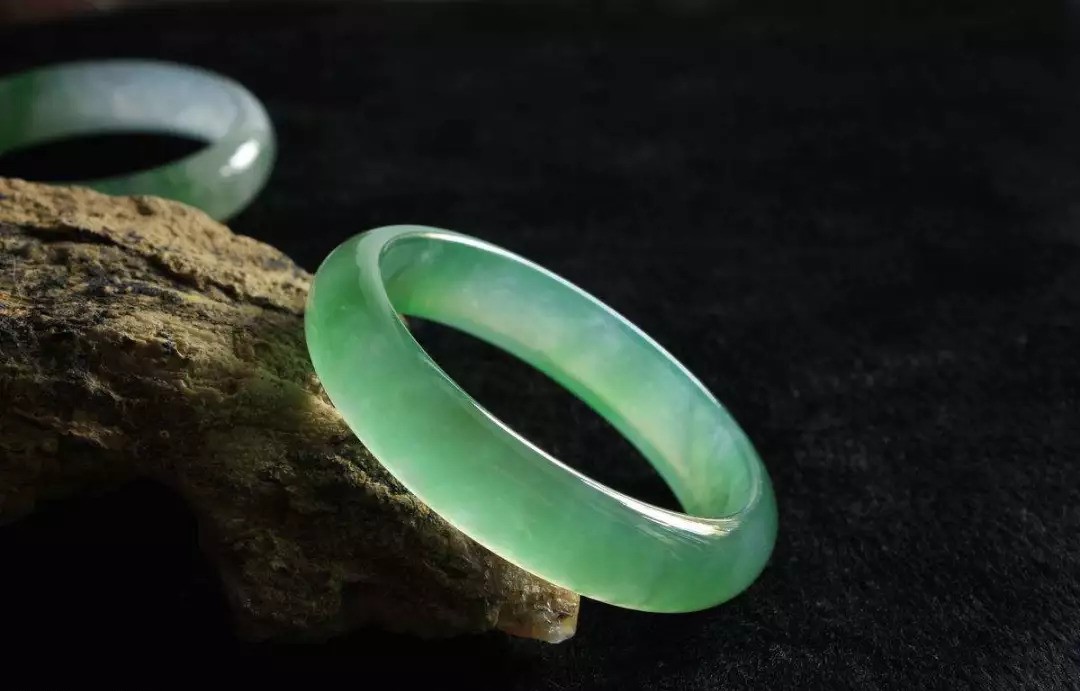 翡翠手鐲戴左手還是右手？四方面教你理解戴法