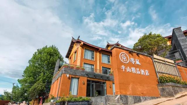 瀘沽湖新中式風(fēng)格民宿，等風(fēng)·半山