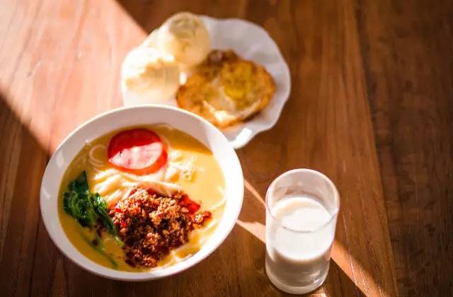 瀘沽湖新中式風(fēng)格民宿，等風(fēng)·半山