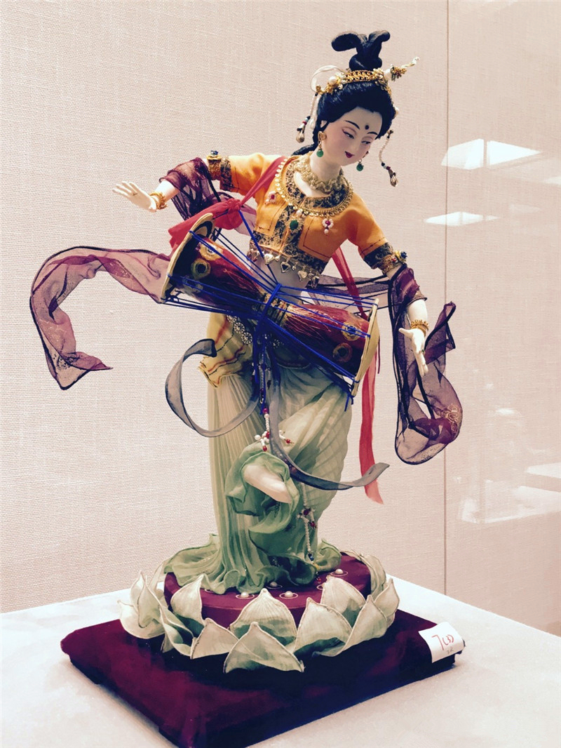 中國(guó)傳統(tǒng)工藝品，絹人