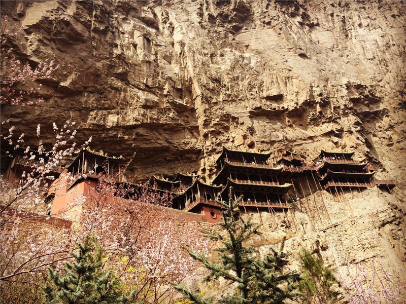懸空寺半天高，三根馬尾空中吊