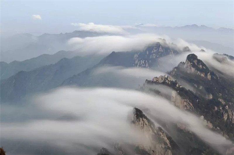 洛陽(yáng)欒川老君山云霧中如仙境