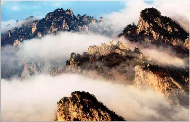 洛陽(yáng)欒川老君山云霧中如仙境