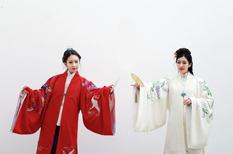 閨蜜漢服滿繡明制披風