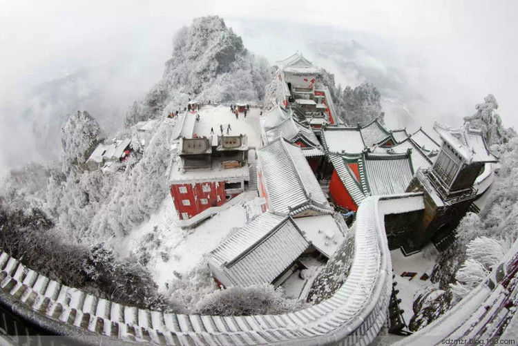 武當(dāng)山千里冰封萬(wàn)里雪飄