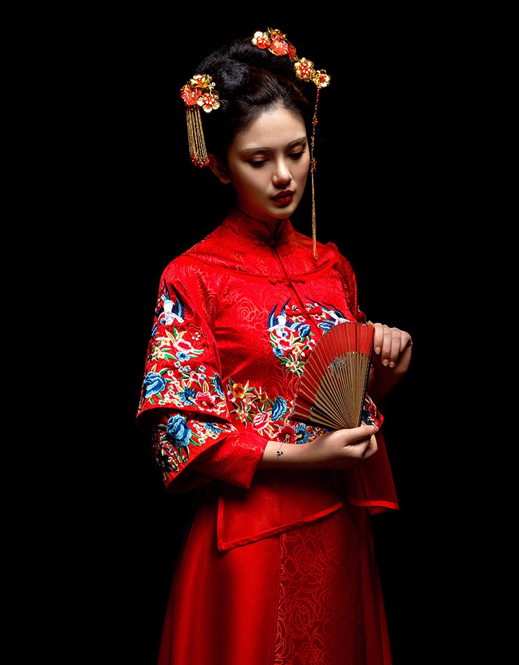 中國(guó)古典元素刺繡新娘禮服，敬酒服長(zhǎng)袖春裝