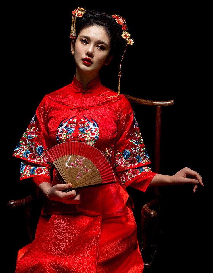 中國(guó)古典元素刺繡新娘禮服，敬酒服長(zhǎng)袖春裝