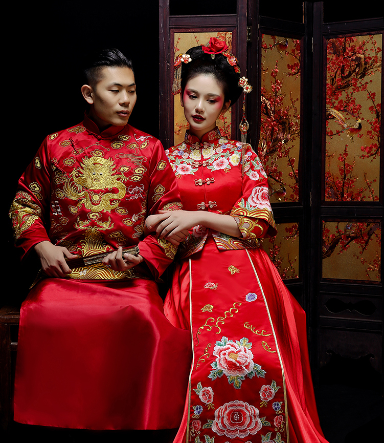 新郎新娘精致中式繡花禮服。