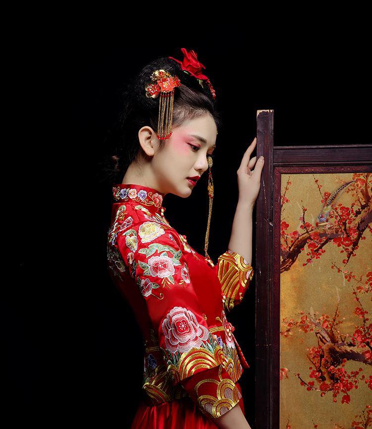 新郎新娘精致中式繡花禮服。