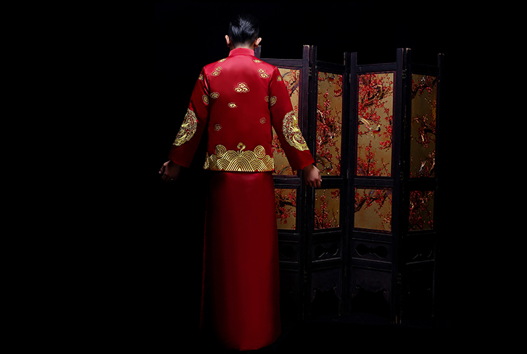 新郎新娘精致中式繡花禮服。