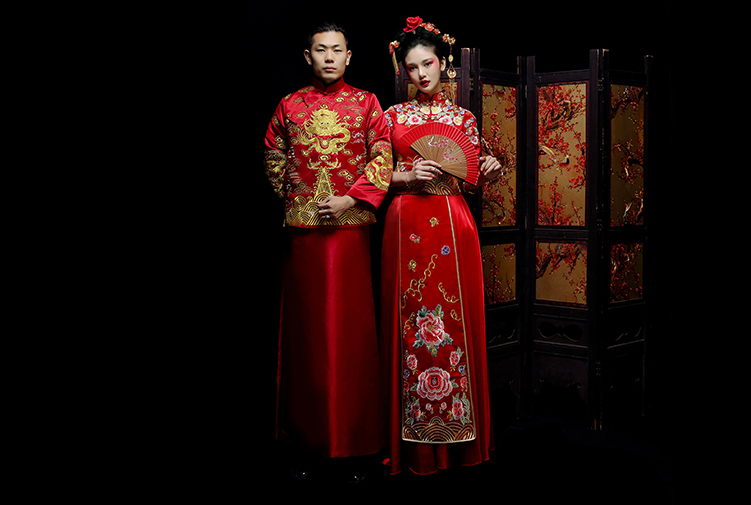 新郎新娘精致中式繡花禮服。