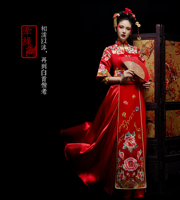 新郎新娘精致中式繡花禮服。