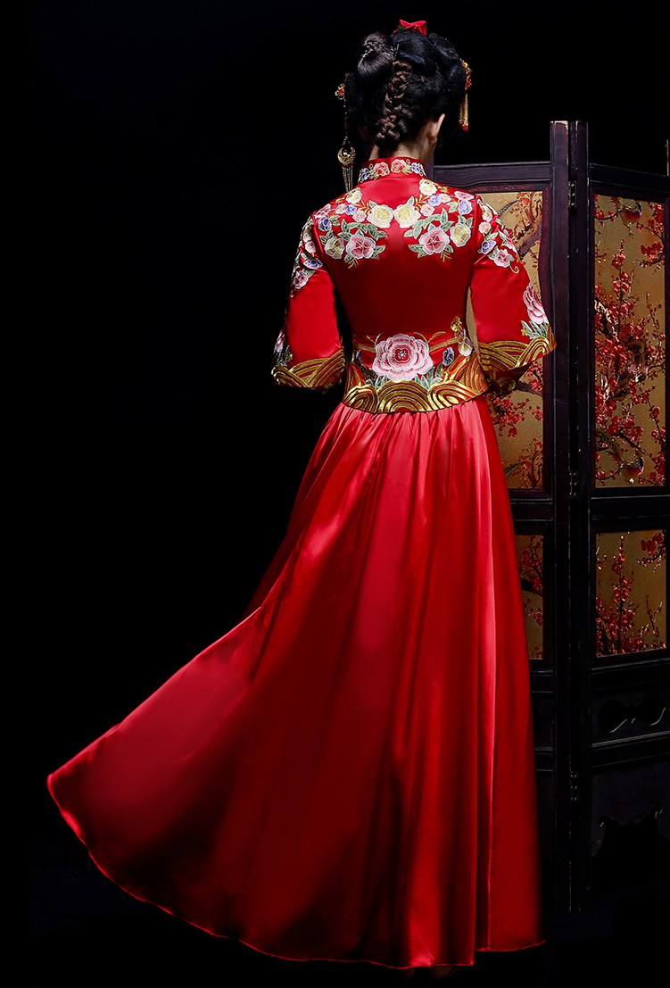 新郎新娘精致中式繡花禮服。