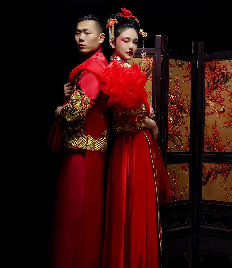 新郎新娘精致中式繡花禮服。