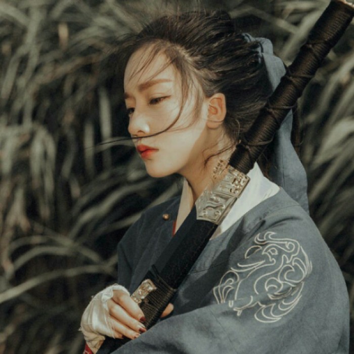 英氣瀟灑女子古風(fēng)頭像，古典真人頭像