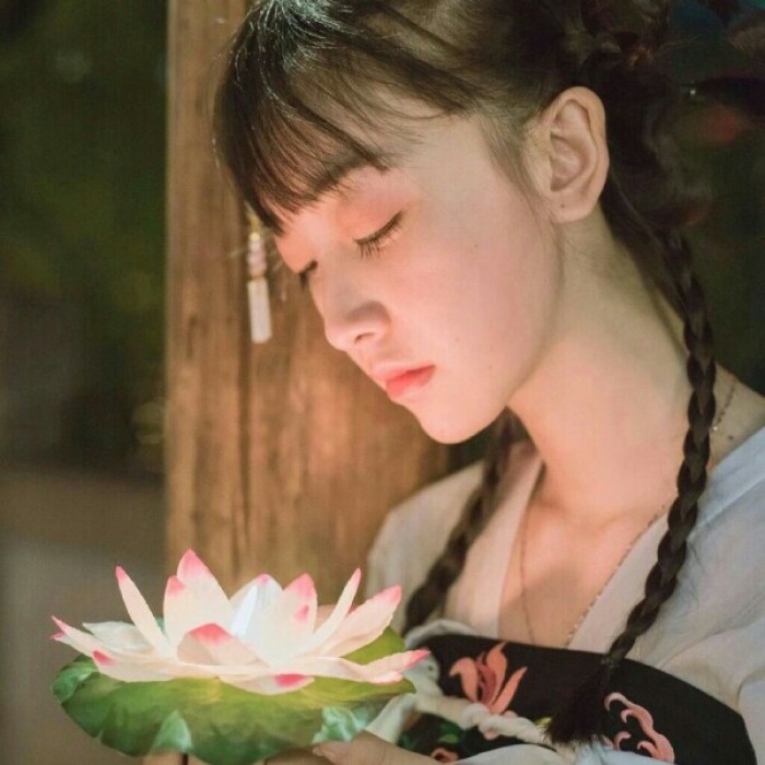 柔美女子攜燈古風頭像，婉約家佳樂文學微信qq頭像