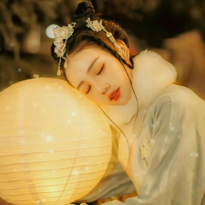 柔美女子攜燈古風頭像，婉約家佳樂文學微信qq頭像