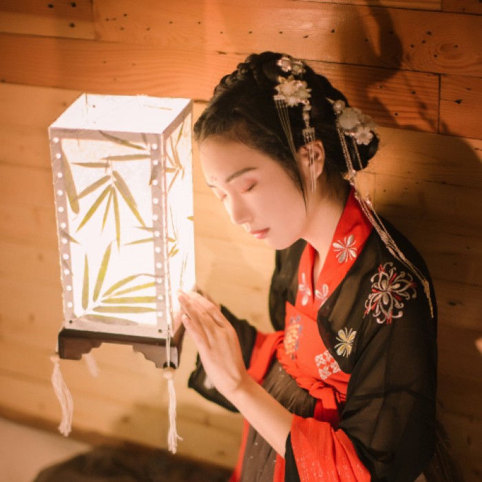 柔美女子攜燈古風頭像，婉約家佳樂文學微信qq頭像